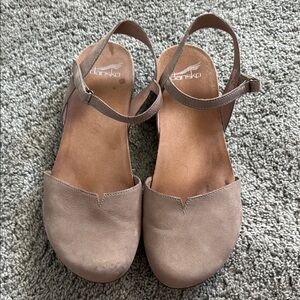 Dansko Rowan Tan Closed-Toe Sandals